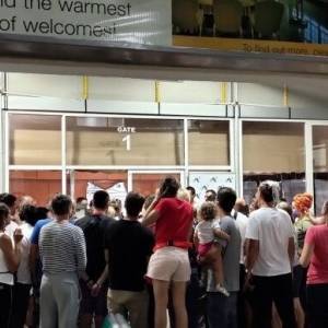 В турецком аэропорту без воды и еды застряли туристы из Украины. Видео