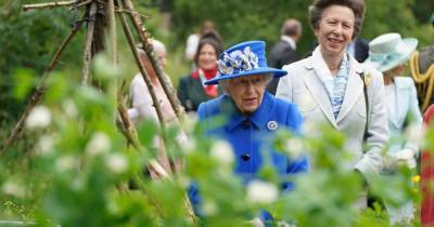 В сопровождении принцессы Анны: королева Елизавета посетила детский центр в Шотландии