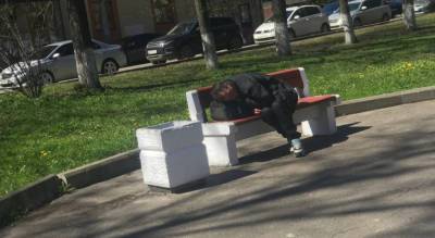 Лежбище бомжей: в Ярославской области детскую площадку заняли бездомные