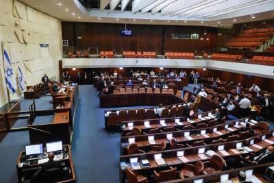 Пленум Кнессета прерван: оппозиция обвиняет Авиру Кару, что он дважды проголосовал