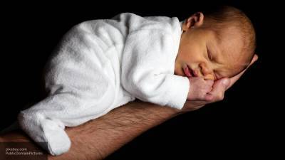 Врач перечислил способы борьбы с заложенностью носа у ребенка во сне