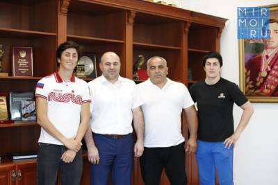 Сажид Сажидов поздравил регбистку Байзат Хамидову