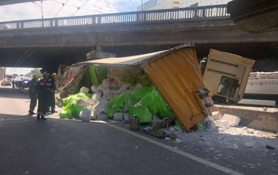 В Киеве опрокинулась фура на проспекте Победы