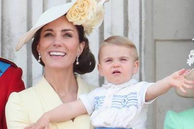 Кейт Миддлтон заметили на прогулке с принцем Луи около Кенсингтонского дворца