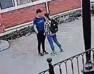 В Братске 16-летняя девушка зарезала школьника на улице — видео