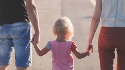 Новые выплаты на детей могут получить одинокие родители Ленобласти