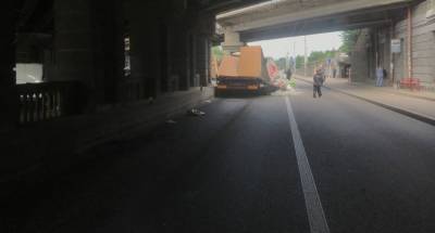 ДТП в Киеве: под Берестейским мостом перевернулась фура со стройматериалами, есть пострадавшие