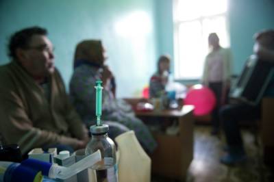 Более 80% проживающих в тюменских домах-интернатах вакцинировали от COVID-19