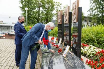 Владимир Уйба почтил память погибших в войнах