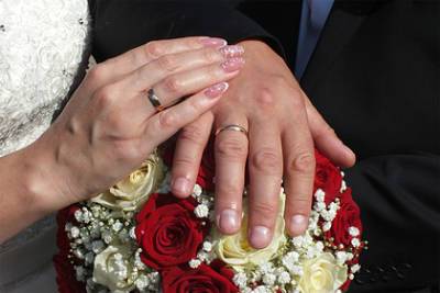Жених и невеста сыграли свадьбу в больнице ради тяжело больной дочери