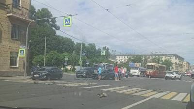 "Страшное" ДТП на час остановило трамваи на Среднеохтинском