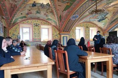 Сотрудники МЧС провели инструктаж сестрам Иверского монастыря в Выксе