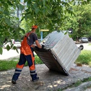 В Запорожье вандалы продолжают портить мусорные баки. Фото