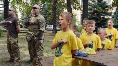 Песков: Украина воспитывает молодое поколение в ненависти к русским