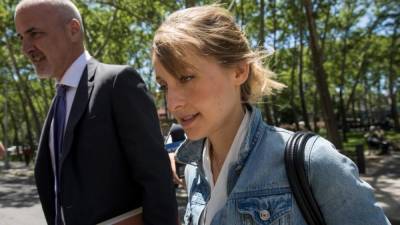 Звезда сериала «Тайны Смолвиля» Эллисон Мэк приговорена к трем годам тюрьмы за вербовку секс-рабынь