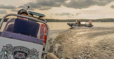 Водитель и пассажир моторной лодки пытались откупиться от полиции, предложив 300 евро и рыбу
