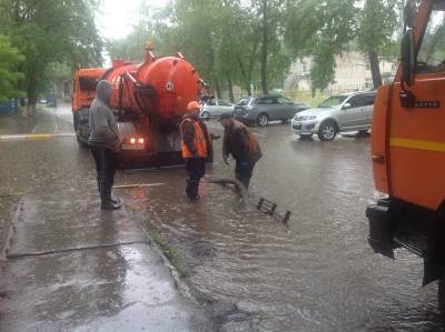 В Ульяновске дорожники устраняют последствия сильного дождя