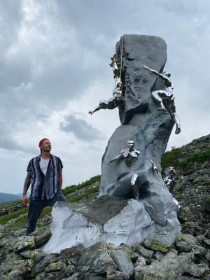 На перевале Дятлова установили четырехметровый памятник погибшей тургруппе