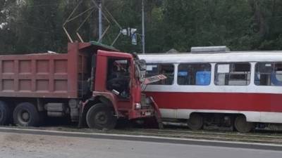 В Самаре большегруз врезался в трамвай с пассажирами. Есть пострадавшие