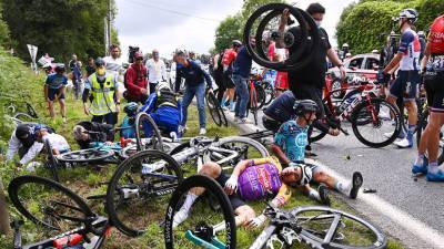 СМИ: Организаторы «Тур де Франс» отозвали судебный иск против женщины, ставшей причиной аварии