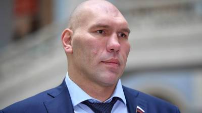 Валуев призвал юристов разобраться с запретом медведя на купальниках синхронисток
