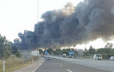 На юге Испании масштабный пожар. Второй день горят склады с хамоном