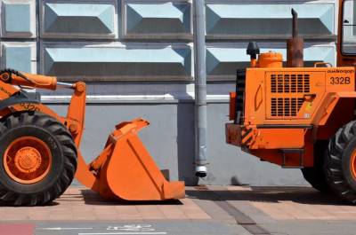 Трактор за семь миллионов рублей угнали с охраняемой стоянки в ТиНАО