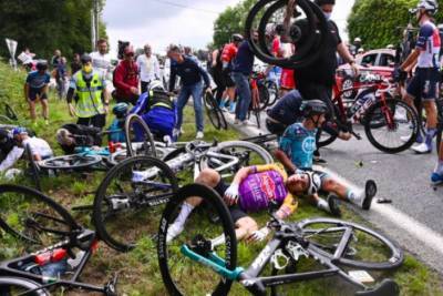 Во Франции арестовали женщину, сбившую велосипедистов на Тур де Франс