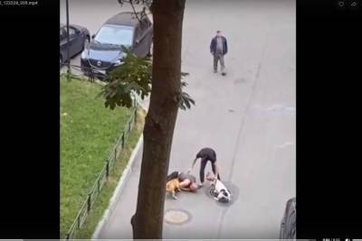 Петербуржцы разразились гневом после видео с нападением на пса и его хозяина в Петербурге