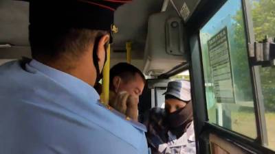 Полицейские силой вытащили мужчину из автобуса из-за отсутствия маски
