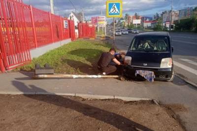 Светофор около ТЦ «Макси» в Чите упал после наезда автомобиля