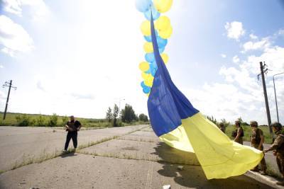 Над оккупированным Донбассом пролетел гигантский флаг Украины