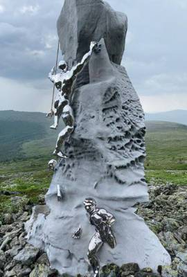На перевале Дятлова установили памятник, посвященный погибшим студентам