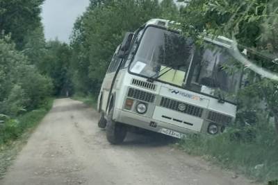 В Тверской области пассажирский автобус второй день лежит в кювете