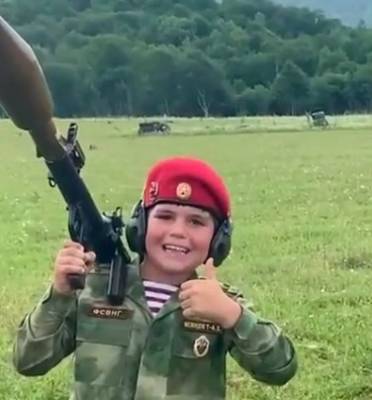 В Чечне ребенок в форме Росгвардии выстрелил из гранатомета со словами «Ахмат-сила!»