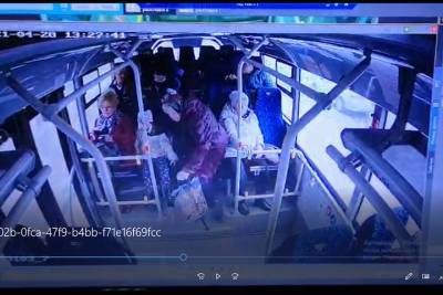 Очевидцев падения пожилой женщины в автобусе разыскивают в Серпухове