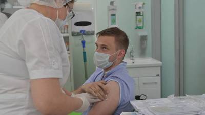 Москвичам рассказали, кому можно пройти повторную вакцинацию от COVID-19