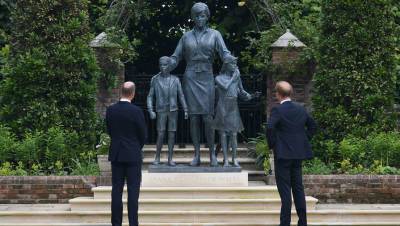 принц Уильям - принц Гарри - принцесса Диана - Меган Маркл - Роберт Лейси - Принцы Уильям и Гарри открыли статую принцессе Диане в Кенсингтонском дворце - gazeta.ru - США - Англия