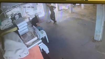 Видео: двое палестинцев жестоко ограбили пожилую женщину в Бней-Браке
