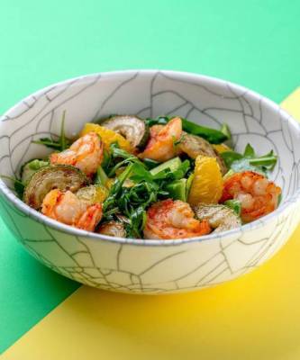 Легкий перекус: рецепт летнего салата с креветками и апельсином