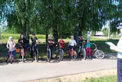 Сотрудники ГИБДД объяснили костромским подросткам как надо правильно кататься на велосипедах