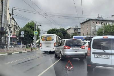 Из-за ДТП на улице Дзержинского в Рязани образовалась огромная пробка