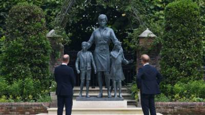 принц Уильям - Елизавета II - принц Гарри - принц Чарльз - принцесса Диана - Диана Спенсер - принц Филипп - Принцы Уильям и Гарри открыли в Лондоне памятник принцессе Диане - svoboda.org - Лондон