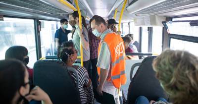 В Калининграде пассажиры силой высадили из троллейбуса парня без маски (видео)
