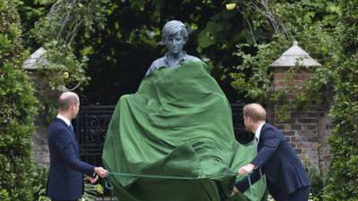 Принцы Уильям и Гарри открыли памятник принцессе Диане в Лондоне: фоторепортаж