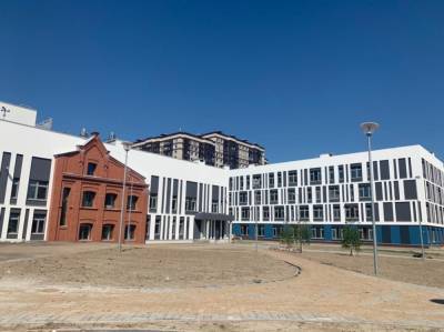 В Московском районе построили школу с фасадом вагоностроительного завода