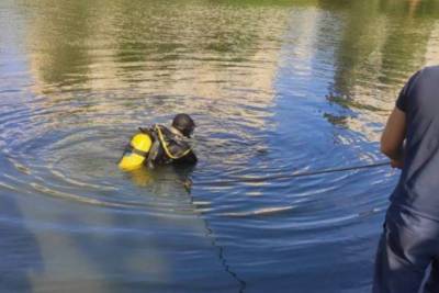 Спасатели достали из озера в Киеве тело утопленника