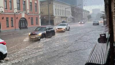 Сильный поток воды: центральные улицы Казани затопило после ливня