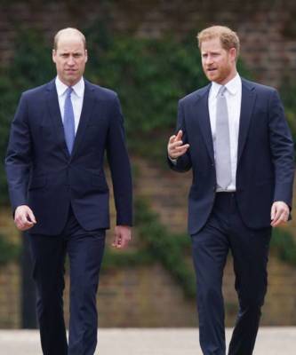 Мама была бы рада: принцы Уильям и Гарри тепло встретились на открытии памятника принцессе Диане