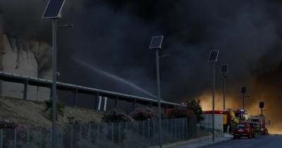 Вызвали военную авиацию: в Испании второй день тушат масштабный пожар на складе хамона